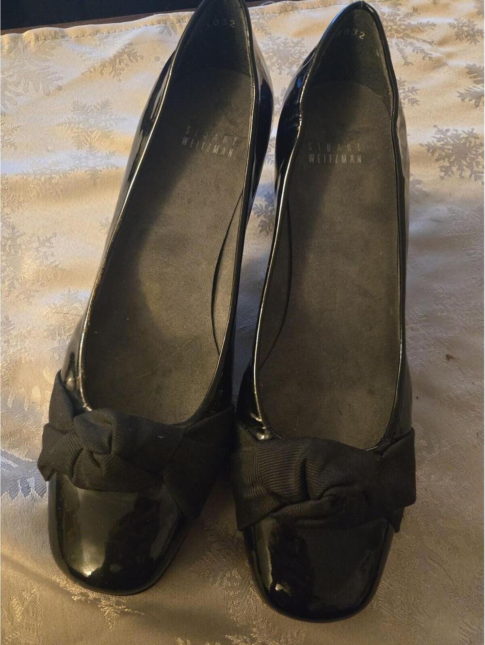 Stuart Weitzman Black Patent Leather Bow Pumps Size 8M - Picture 5 of 5